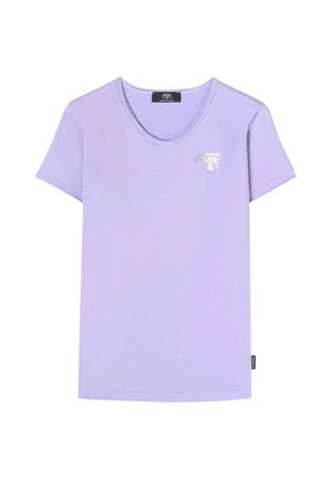 T-shirt lavande à manches courtes en coton doux. Présente un col en V et un petit logo argenté sur la poitrine. Coupe classique, décontractée.