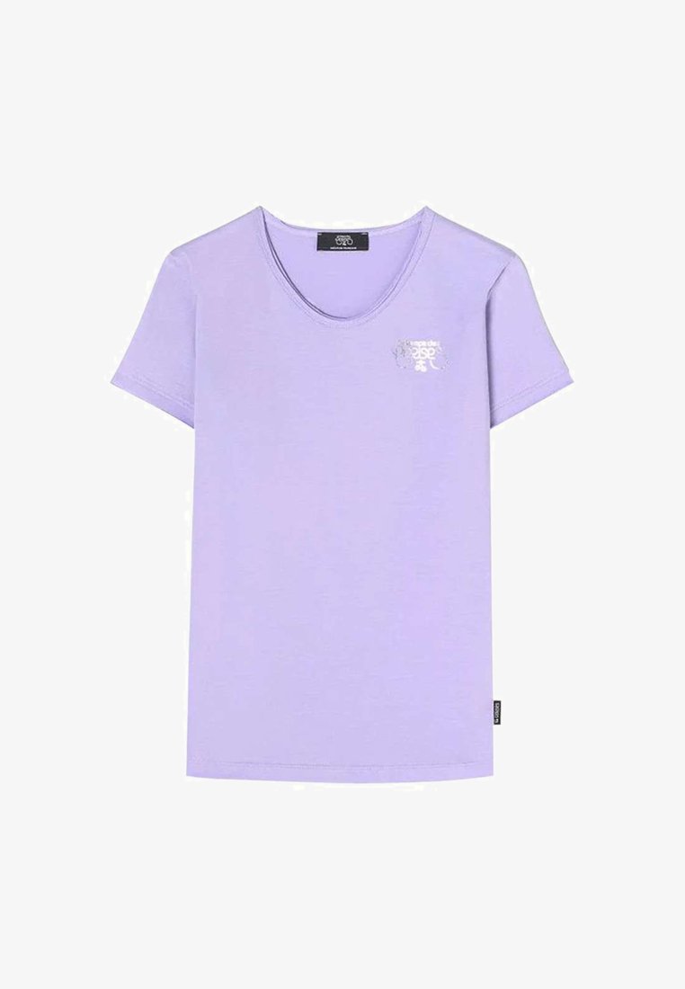 T-shirt lavande à manches courtes en coton doux. Présente un col en V et un petit logo argenté sur la poitrine. Coupe classique, décontractée.