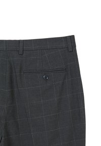 Grau karierte Hose mit Knopfverschluss, Gürtelschlaufen und einer einzelnen Gesäßtasche mit Knopfdetail. Glatte Stoffstruktur.