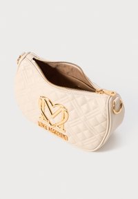 Geantă bej matlasată cu logo-ul auriu Love Moschino și fermoar, cu partea superioară deschisă care arată căptușeala interioară maro.