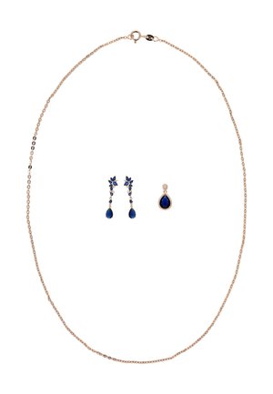 Złoty naszyjnik z łańcuszkiem, do kompletu kolczyki z niebieskimi kamieniami szlachetnymi oraz pojedynczy wisiorek z niebieskim kamieniem szlachetnym i diamentowymi akcentami.