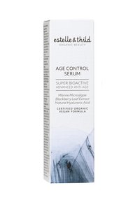 Witte verpakking met zwarte tekst. De voorkant toont "Age Control Serum" met een blauw abstract ontwerp. Bevat productdetails en vegan certificatie.