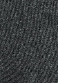 Ciemnoszara dzianina o miękkiej teksturze, z subtelnym melanżowym wzorem i jednolitym, równym splotem w całej powierzchni.