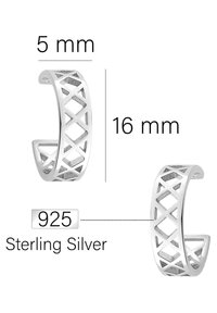 Örhängen i sterlingsilver, 5 mm breda, 16 mm höga, med en geometrisk utskärningsdesign och polerad yta. Stämplade 925.