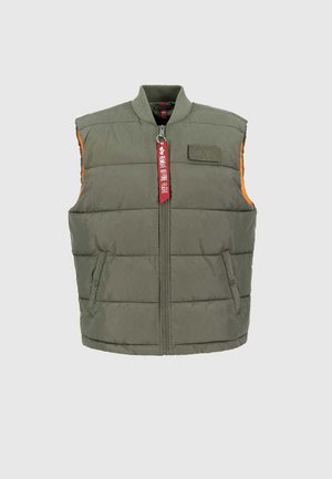 Grüne Nylon-Pufferweste mit Reißverschluss, seitlichen Taschen und orangefarbenen Akzenten. Besitzt ein Stoffetikett mit Text. Ohne Ärmel.