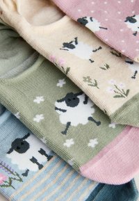 Värikkäät puuvillasukat pastellisävyissä ja vihreän eri sävyissä, joissa lampaita ja kukkaisia kuvioita. Pehmeä koostumus, vaihtelevat kuosit ja pyöreät resorit.