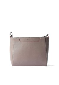 Leren handtas in licht taupe met een gladde textuur. Heeft een rechthoekige vorm, zilveren hardware en een subtiele rode accentsteek.