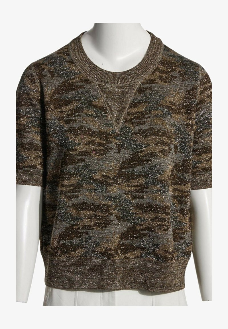 Pull en maille manches courtes avec motif camouflage métallique marron et vert, col rond côtelé et ourlet sur un mannequin blanc.