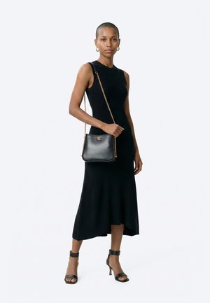 Calvin Klein SADDLE BAG WITH CHAIN - Geantă crossbody - black/gold-coloured