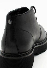 Stivale alla caviglia in pelle nera con una texture liscia, punta rotonda e una suola in gomma resistente. Presenta un logo discreto e lacci sul retro.