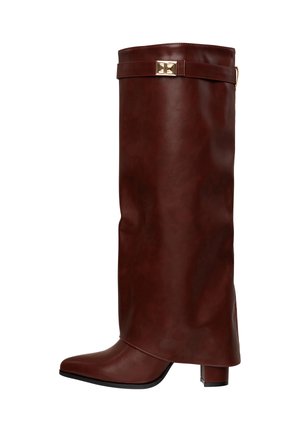 Braune Kunstleder-Stiefel bis zum Knie mit spitz zulaufender Zehenpartie und Blockabsatz. Verfügt über eine goldene Schnallenakzentuierung und eine elegante, glatte Textur.