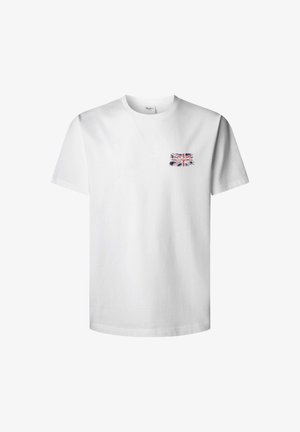 Biała koszulka z krótkim rękawem z małym, postarzałym nadrukiem flagi Union Jack na lewej piersi.