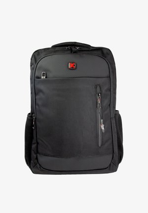 Zwarte rugzak van gestructureerd materiaal met een ritsvak aan de voorkant, gaas zijvakken en een rood logo-accent. Glad, rechthoekig ontwerp.