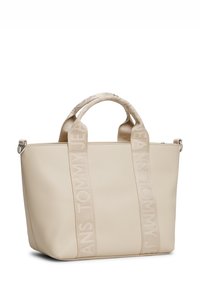 Beige syntetisk shopper med dobbelte stofhåndtag og præget brandnavn. Rektangulær form, glat tekstur og metalliske detaljer.