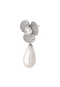 Silberne, blumenförmige Ohrringe mit runden Kristallen, einem zentralen klaren Edelstein und einem perlenartigen Tropfen am Ende.