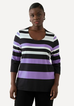 Schwarz-lila gestreifes Langarmshirt mit Rundhalsausschnitt und Dreiviertelärmeln, das abwechselnde Breiten der Streifen aufweist.