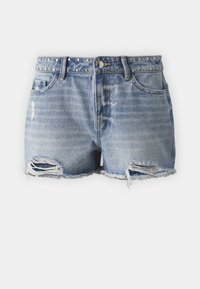 Svetle modré džíny šortky s roztrhanými lemy, poškozením blízko otvorů na nohy, s poutky na opasek, předními kapsami a opaskem se cvočky.