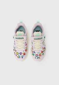 Παιδικά αθλητικά παπούτσια με παστέλ μοβ και τιρκουάζ λεπτομέρειες, πολύχρωμα pixelated σχέδια καρδιάς και λογότυπο Minecraft στα λουράκια.