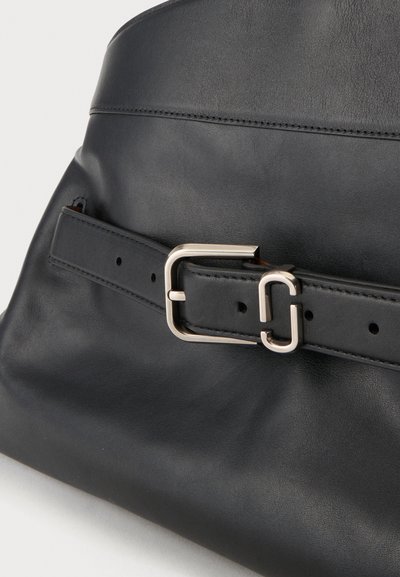 Sac en cuir noir avec détail cousu et boucle rectangulaire argentée sur une ceinture assortie autour du milieu.