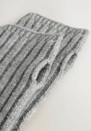 Pelēkas ribotas adītas cimdi ar mirdzošām akcentiem, kas aprīkoti ar pirkstu caurumiem vieglai uzvilkšanai. Materiāls izskatās mīksts ar teksturētu apdari.