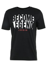 Schwarzes T-Shirt mit kurzen Ärmeln und fettem weißen Text "BECOME LEGEND" sowie kleinem roten "JORDAN" unter dem Text auf der Vorderseite.