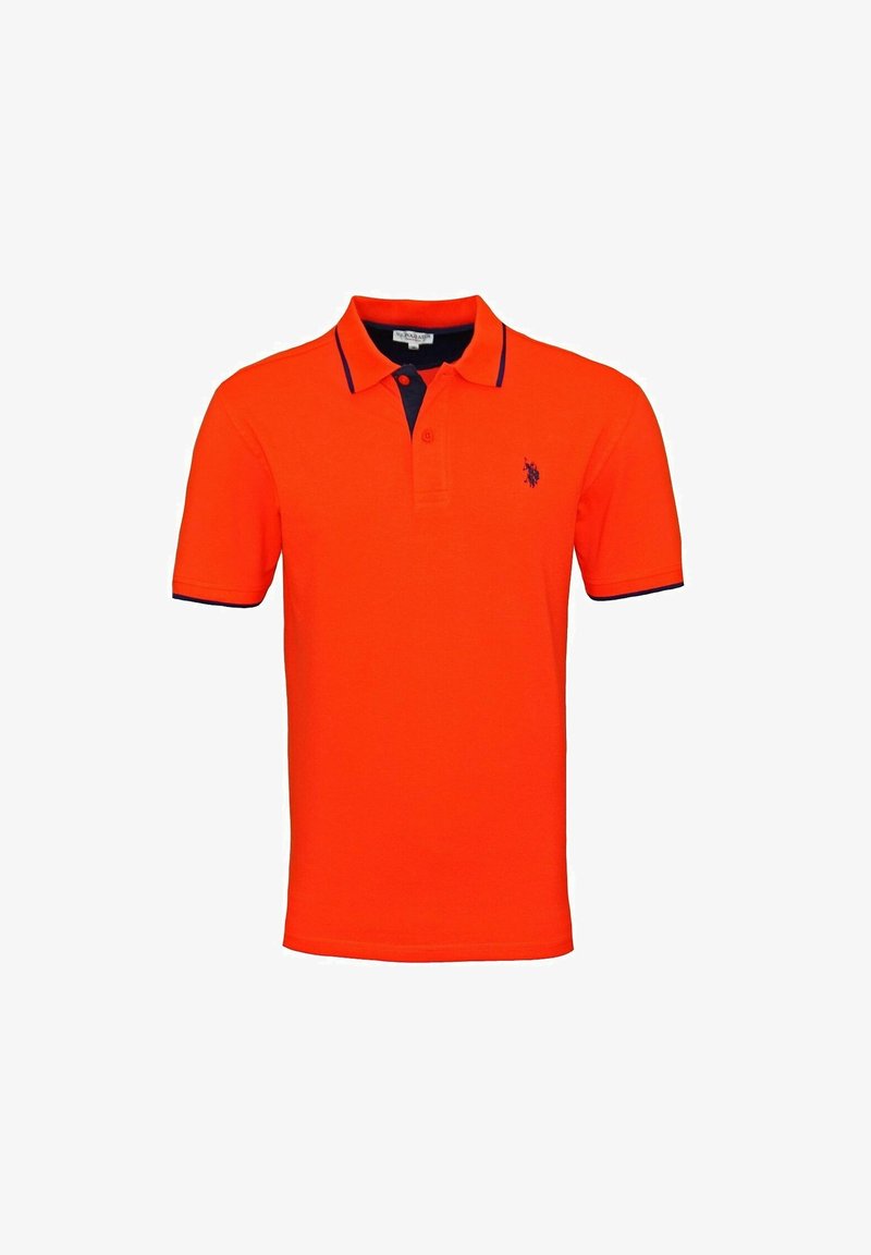 Polo orange vif à manches courtes avec bordure bleu marine au col et aux manches, avec un petit logo brodé bleu marine sur la poitrine.