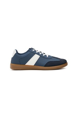 Zapatillas de deporte azul marino con rayas blancas, suela de goma y cordones. Superficies lisas y texturizadas con un diseño atlético clásico.