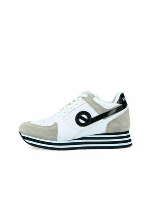 Witte en grijze sneaker met een geperforeerde bovenkant, een suède neus en zwarte accenten. Heeft een gestreepte zool en een cirkelvormig logo-detail.