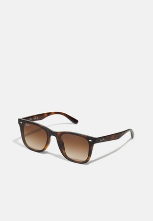 Ochelari de soare cu model țestoasă și lentile brown cu degradé. Rama groasă, pătrată, cu o textură netedă și logo-ul Ray-Ban pe brațe.