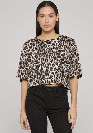 Haut court à manches courtes avec un imprimé léopard en beige, marron et noir. Confectionné en tissu lisse avec un col rond.