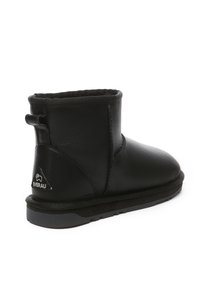 Schwarze Leder-Stiefelette mit glatter Oberfläche, niedrigem Absatz und abgerundeter Spitze. Verfügt über eine Zugschlaufe an der Rückseite und eine Gummisohle.