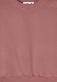 Felpa rosa chiaro realizzata in tessuto morbido. Presenta un collo a girocollo ribattuto e un orlo ribattuto in vita. Etichetta con la scritta "Terranova", taglia S.