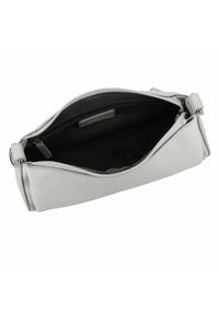 Bolso de mano de cuero gris claro con cierre en la parte superior, textura suave y un interior negro espacioso. Presenta un diseño minimalista y sin bolsillos exteriores.