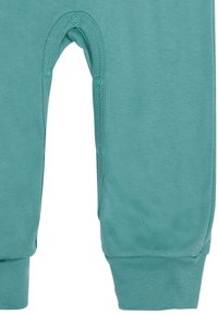 Rompers di cotone color turchese con fondo aperto, bottoni a pressione sulle gambe, polsini aderenti e una texture morbida.