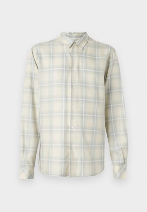 Camisa de manga longa bege clara com padrão de xadrez em tons suaves de azul e cinza. Gola clássica e fecho frontal com botões. Texture macia do tecido.