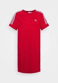 Czerwona bawełniana sukienka T-shirt z krótkimi rękawami, z białymi paskami na ramionach i małym logiem na piersi. Prosty, prosty fason.