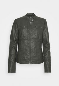 Ciemnozielona skórzana kurtka o strukturalnym kroju, z zamkiem błyskawicznym, dwoma kieszeniami na piersi oraz ozdobnym przeszyciem po bokach.