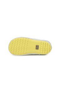Weiße Sneaker-Sohle mit einer strukturierten gelben Gummisohle. Verfügt über ein dreieckiges Rillenmuster und ein kleines schwarzes Etikett mit "23".