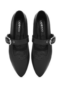Scarpe Mary Jane in pelle nera con punta affusolata, texture liscia, tacco piatto e una fibbia metallica che attraversa il dorso del piede.