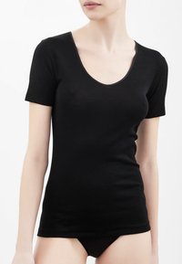 Top nero a maniche corte con scollo ampio, realizzato in un tessuto liscio e elasticizzato. Presenta un design aderente e dettagli di cucitura discreti.