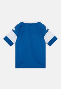 Camisola atlética azul com mangas brancas curtas, gola canelada e detalhe do logotipo no ombro. Textura lisa, corte regular e barra arredondada.