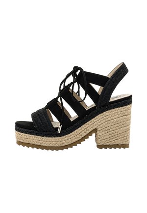 Sandalia cuña negra con punta abierta, cordones en la parte delantera, plataforma de fibras naturales tejidas y tacón ancho con suela texturizada.