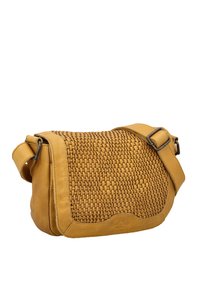 Rumena pletena usnjena torbica za čez ramo z teksturiranim sprednjim delom, gladkimi stranmi, nastavljivim trakom in zapiranjem na pokrov. Opazne niti za šivanje.