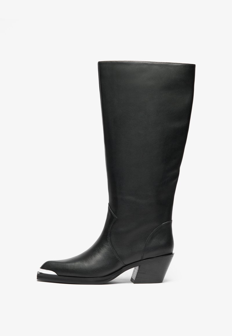 Vysoké černé kožené boty s uzavřenou špičkou a výřezovým designem. Mají robustní podpatek a hladkou texturu. Výrazné detaily bočního panelu.