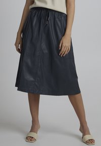 Mørkeblåt læder midi-skirt med elastisk talje og snøre. Har en glat tekstur og et enkelt, klassisk design.