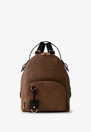 Zaino marrone con texture, dalla forma arrotondata, con cerniere dorate, dettagli in nero sugli spallacci e una tasca frontale dotata di un attacco per chiavi.