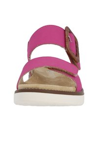 Rosa Sandale mit zwei breiten Riemen und einer braunen strukturierten Schnalle. Weiche beige Innensohle und leichte weiße Sohle. Offenes Zehen-Design.