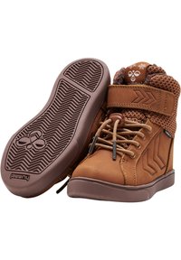Botas de tobillo de cuero marrón con parte superior de punto texturizado, cierre de cordones y tiras de Velcro, y suela de goma con patrón, adecuadas para clima frío.