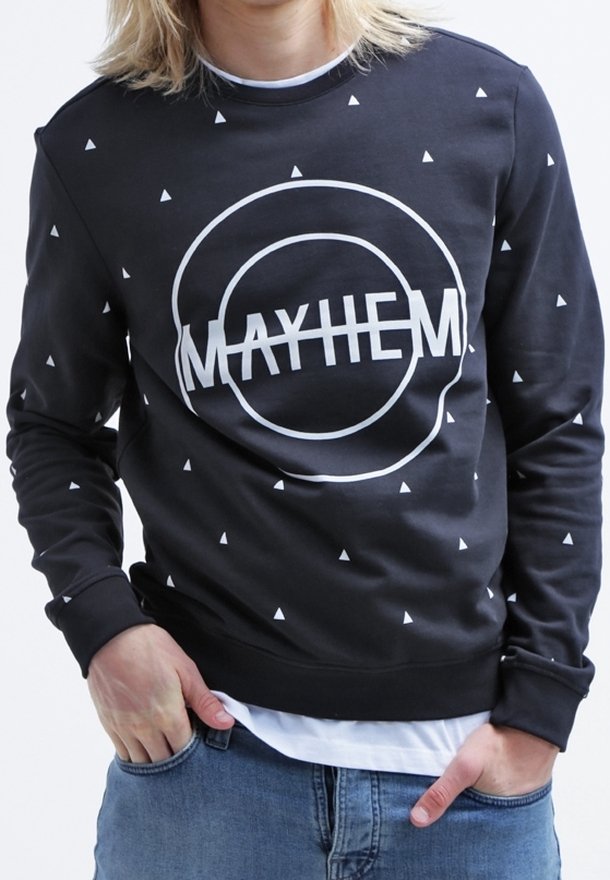 Felpa nera con motivi triangolari bianchi e una grafica centrale "MAYHEM". I polsini e l'orlo a coste completano il design casual.