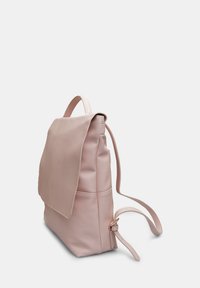 Rózsaszín bőr hátizsák, fedélzáras, téglalap alakú, állítható pántokkal és minimalista dizájnnal. Simább textúrával és diszkrét varrási részletekkel rendelkezik.